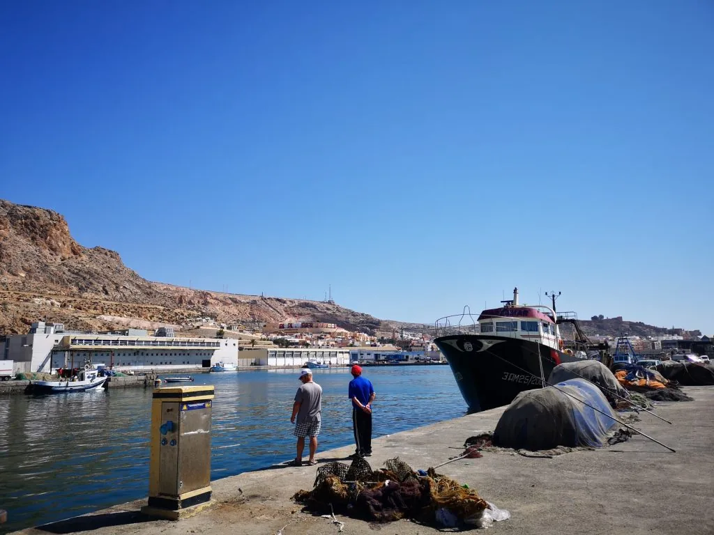 Puerto pesquero de Almería con barco y redes en el muelle