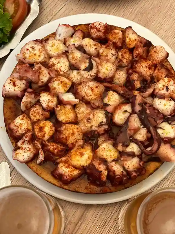 Pulpo á feira, plato tradicional gallego con pimentón
