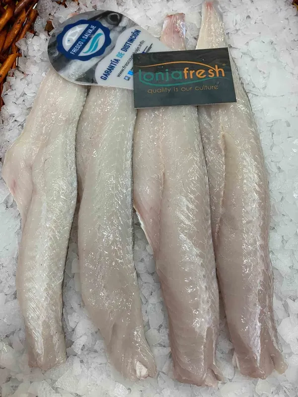 Filete de merluza fresco sobre hielo