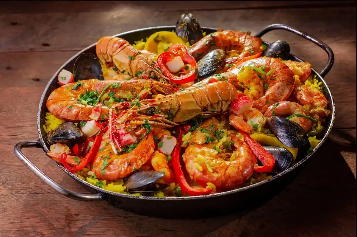 Arroz caldoso de bogavante recién hecho, listo para servir
